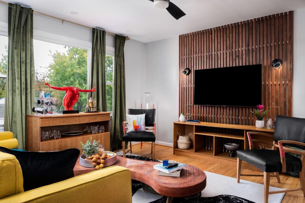 Eclectic Mid Century Modern 3BD/3BA with *Hot Tub* image