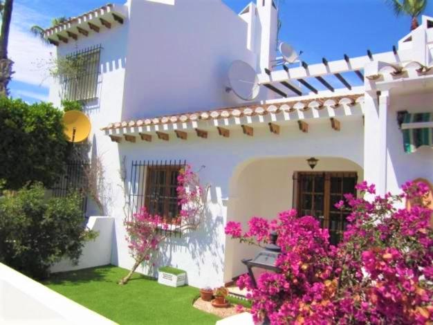 Beautiful 2 Bedroom Bungalow with Communal Pools