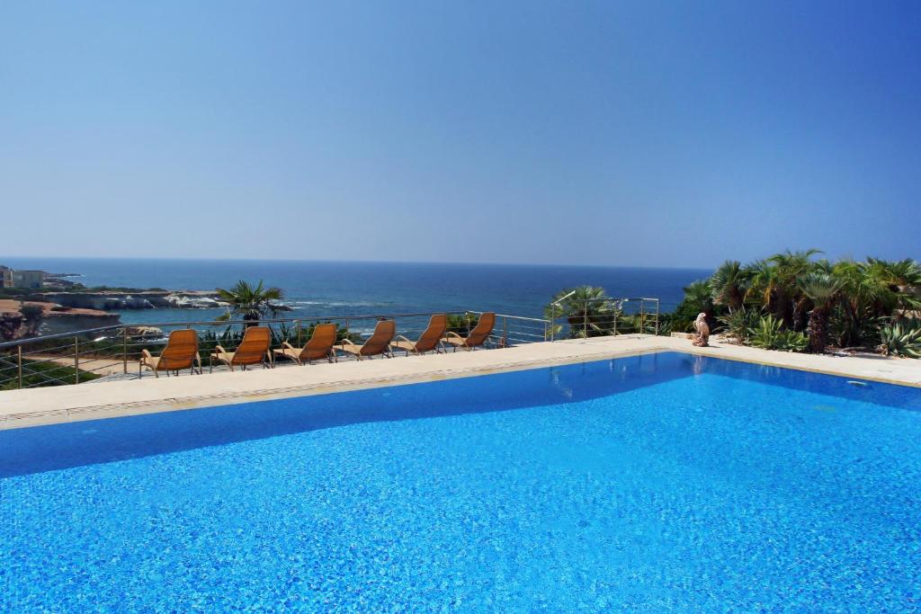 Seafront 5 Bedroom Villa Paradise in Sea Caves photo 1