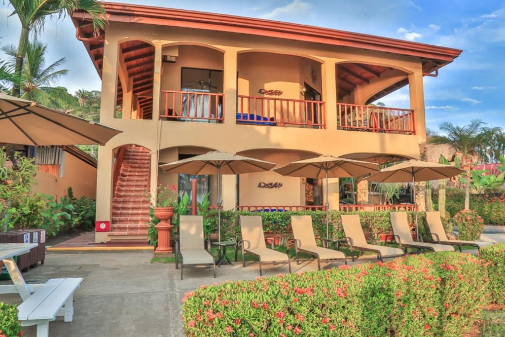 The Backyard Beachfront Hotel photo 3