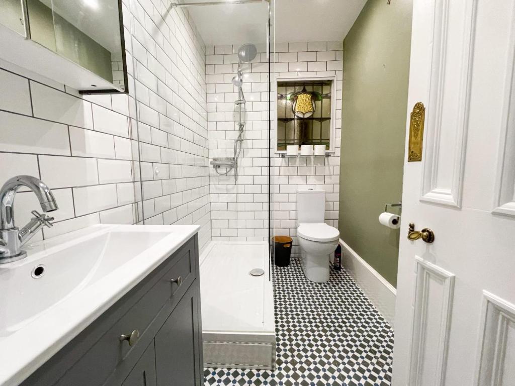 1 Bed Character Filled Glasgow Apartment - Tap to explore photos