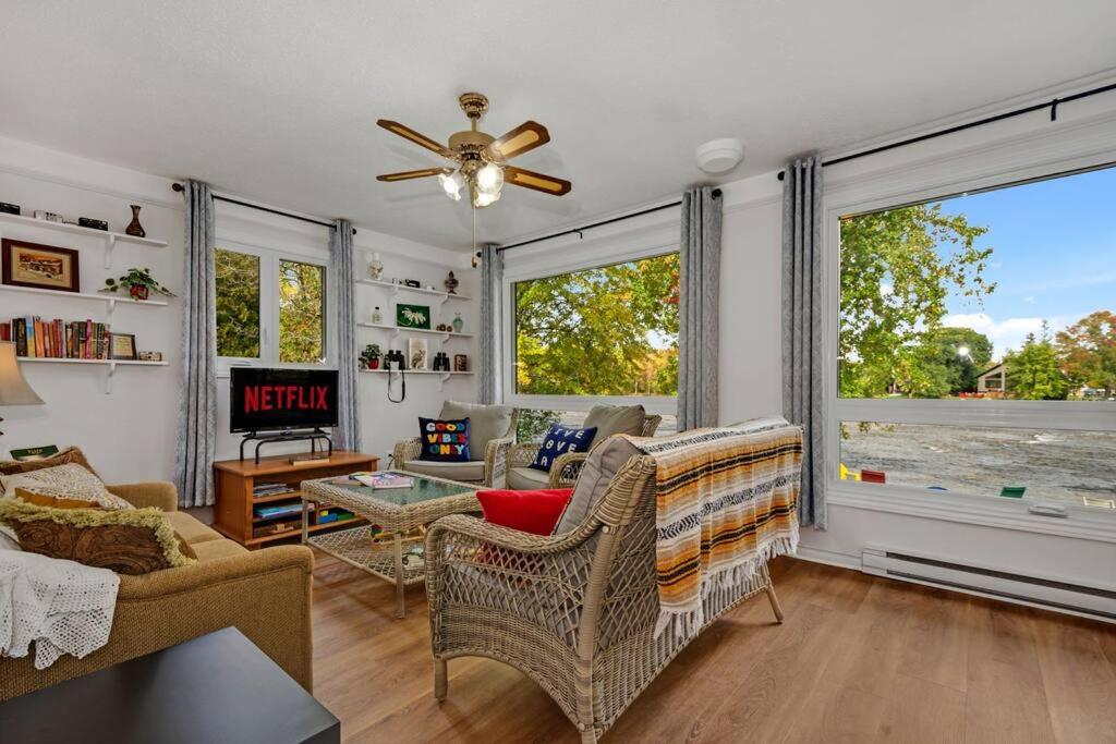 Cozy Waterfront Cottage, WiFi-Netflix-Dog Friendly photo 1