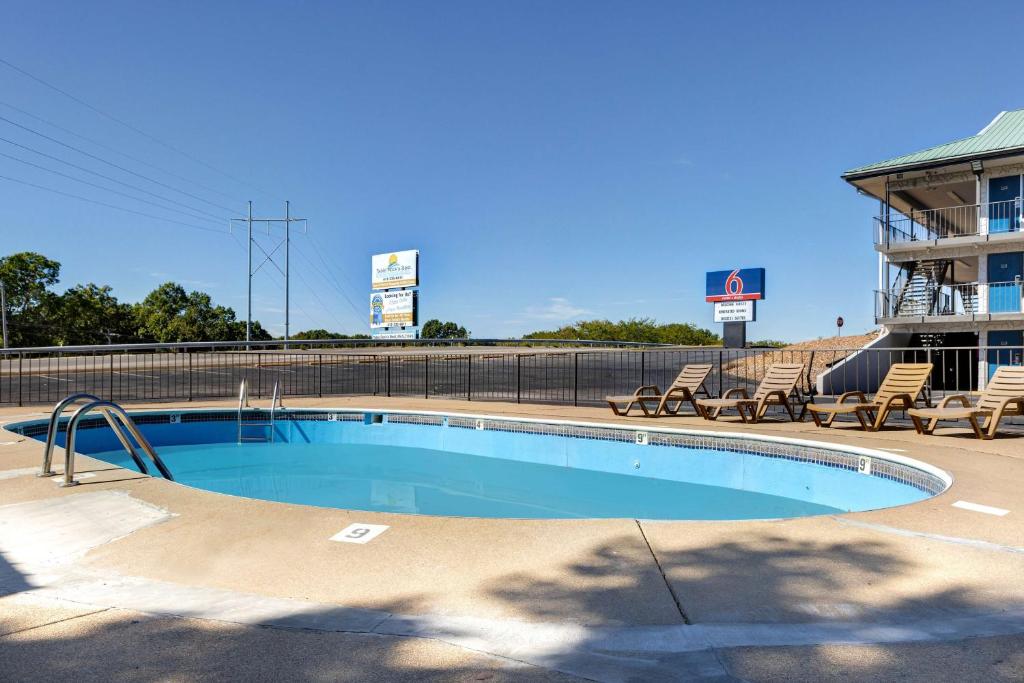 Motel 6 Branson West, MO - Silver Dollar City photo 2