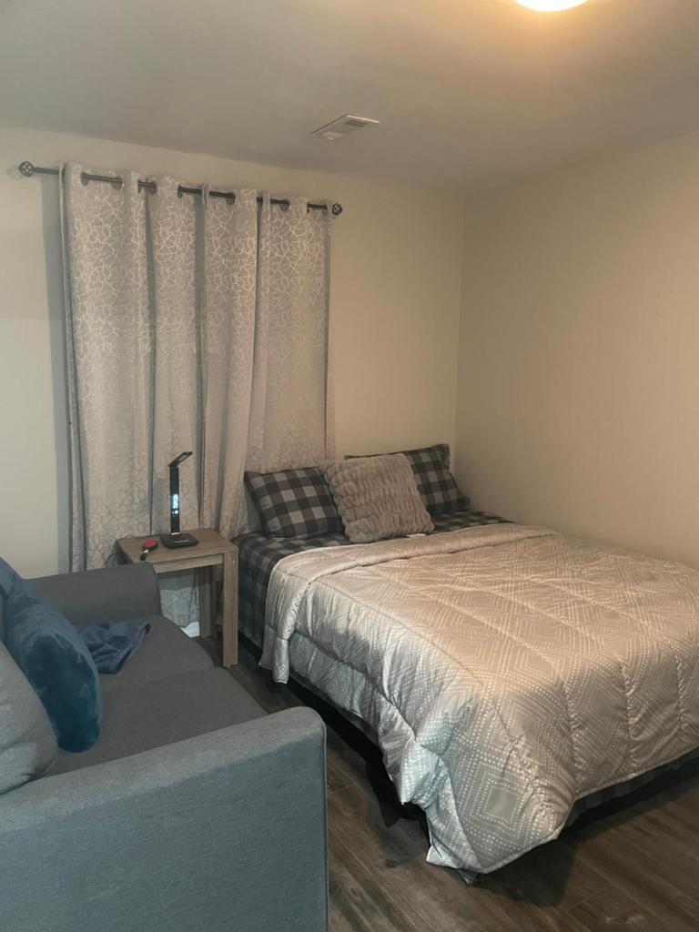 Stunning & cozy freshly renovated 2 bedroom basement unit photo 3