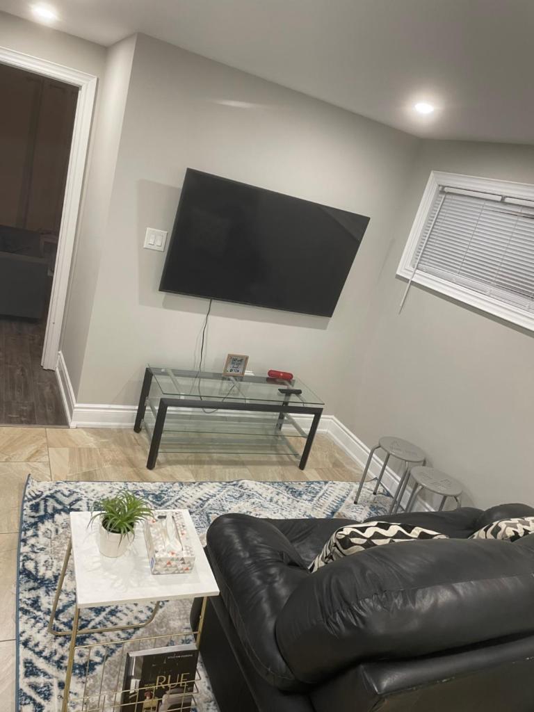 Stunning & cozy freshly renovated 2 bedroom basement unit photo 1