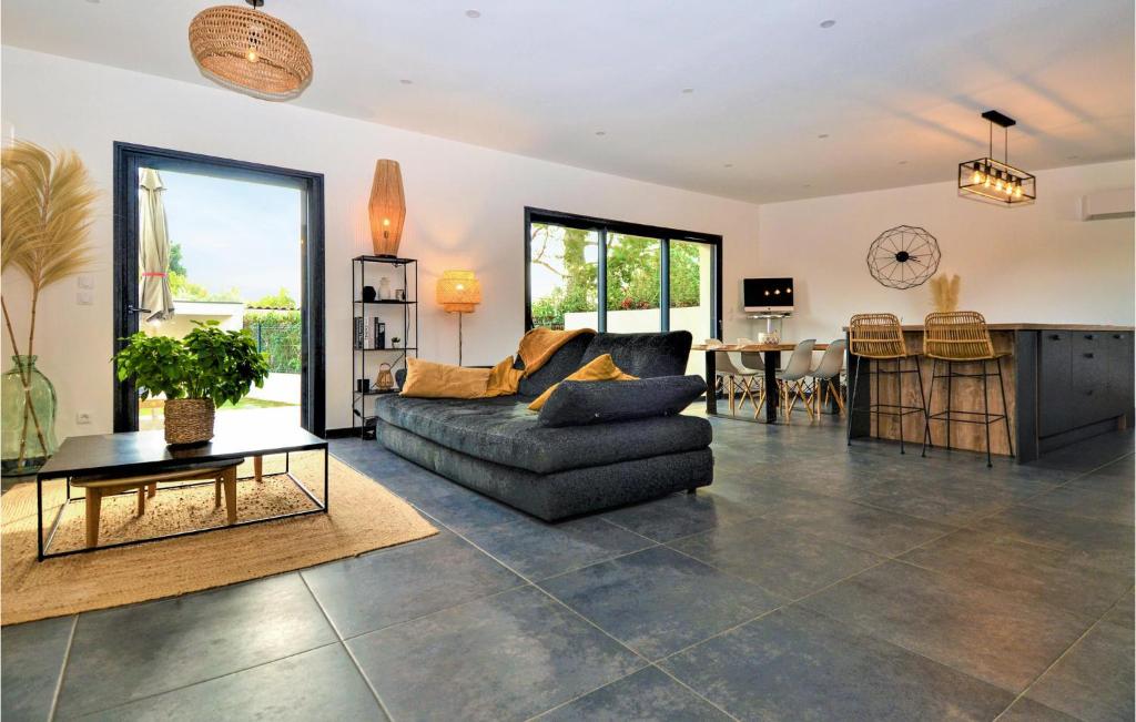 Stunning Home In Montfavet With Outdoor Swimming Pool, 3 Bedrooms And Wifi photo 1