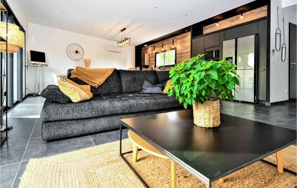 Stunning Home In Montfavet With Outdoor Swimming Pool, 3 Bedrooms And Wifi photo 2
