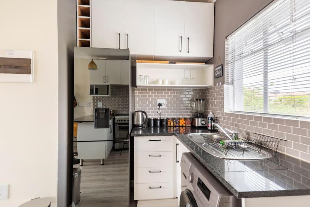 Sunset View Apartment with Free Secure Parking in Central Location photo 2