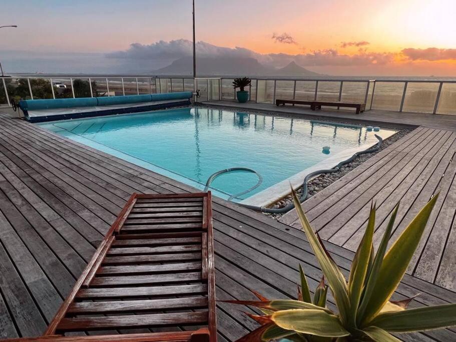 Luxurious 2-bedroom beach apartment with a view! photo 4