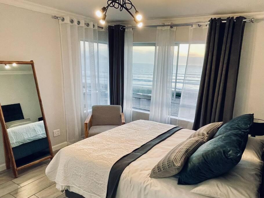 Luxurious 2-bedroom beach apartment with a view! photo 3