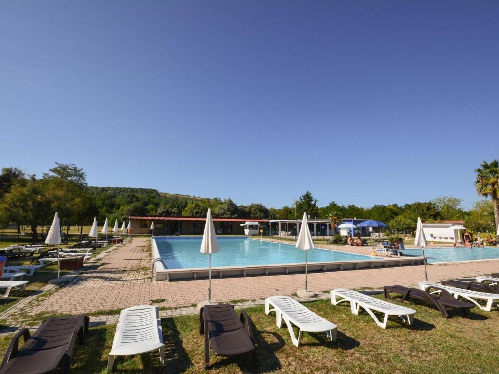 Inviting holiday home in Altidona with solarium