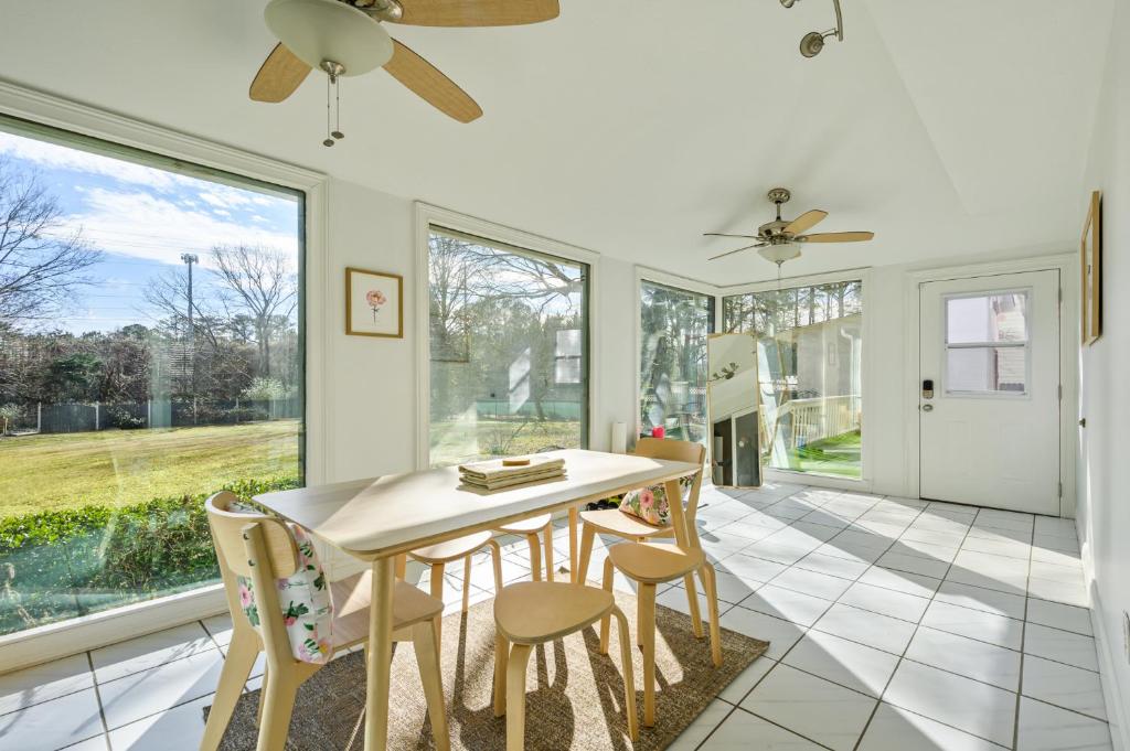 2 Story Home With Sunroom & Cozy Deck Close To KSU photo 2