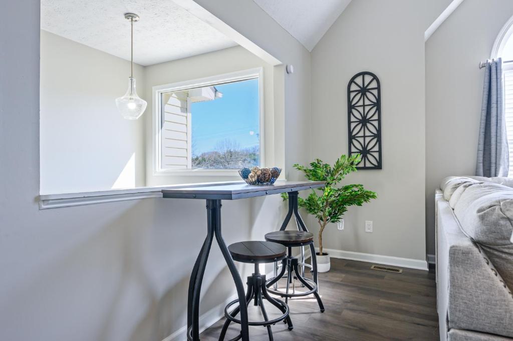 Plan A Trip To The Lake In This Open Air Cozy Home photo 3