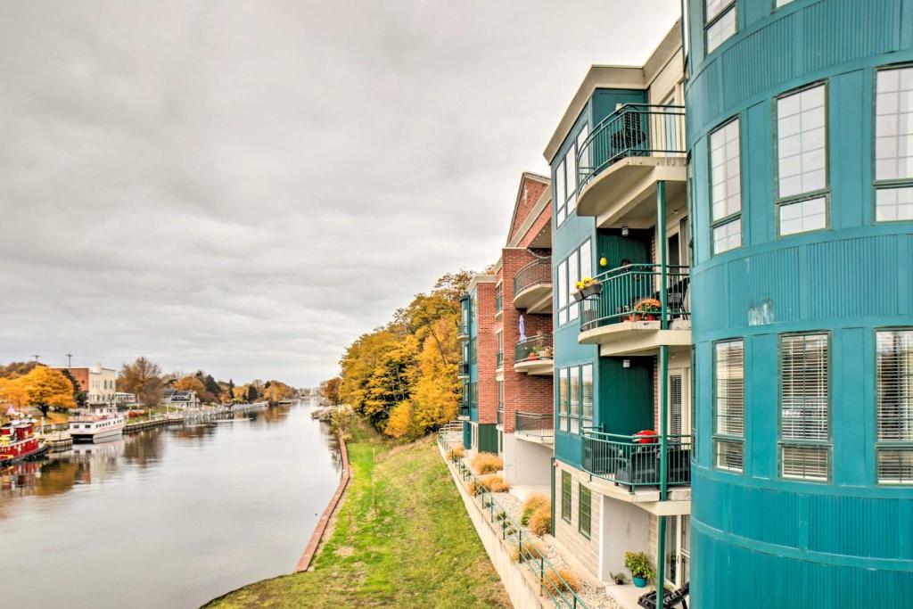 Luxe Manistee Condo with Balcony and River Views! photo 2