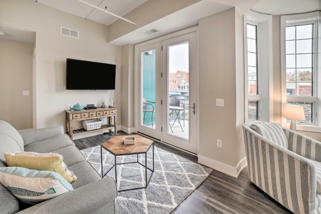 Luxe Manistee Condo with Balcony and River Views! photo 3