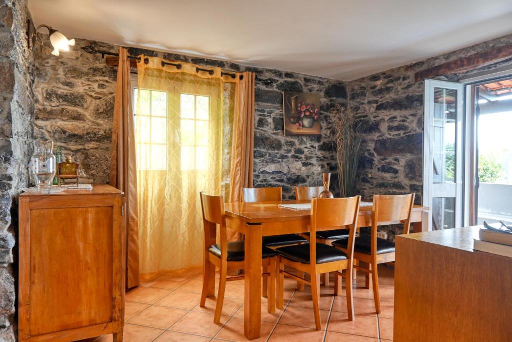 Casa do Pombal, a Home in Madeira photo 2