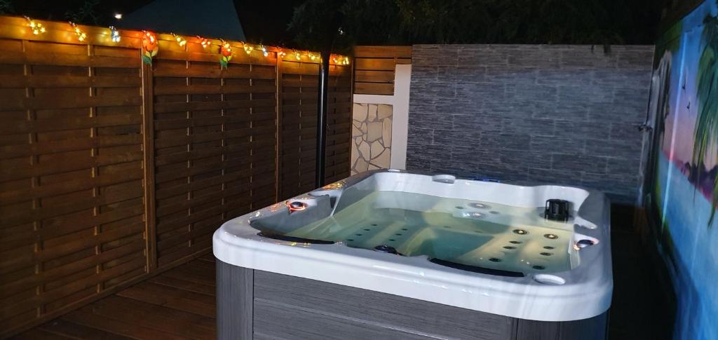 "Chez Claudia "charmant logement avec jacuzzi privatif en toute intimité sur belle terrasse extérieure en bois et piscine photo 3
