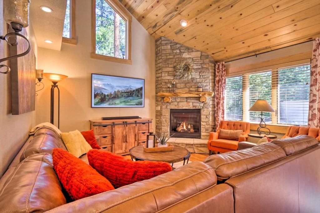 Luxury 4BR Cabin with 2 King Suites on Shuttle Route photo 1