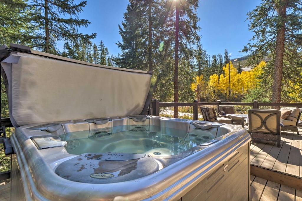 Luxury 4BR Cabin with 2 King Suites on Shuttle Route photo 2