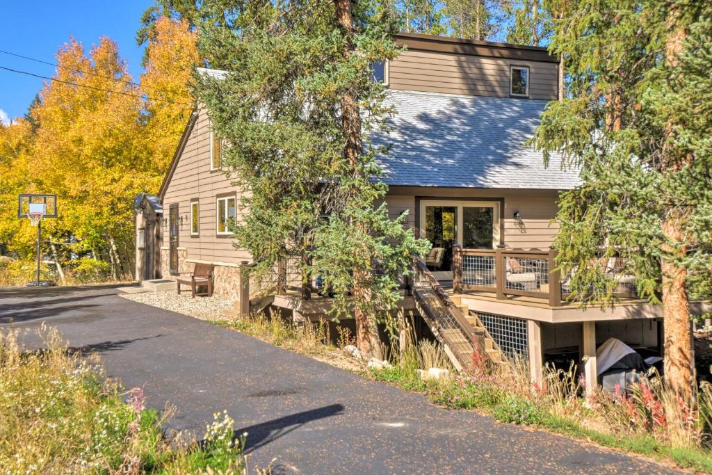Luxury 4BR Cabin with 2 King Suites on Shuttle Route photo 3