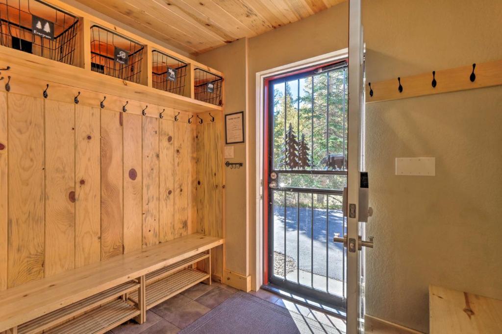 Luxury 4BR Cabin with 2 King Suites on Shuttle Route photo 4