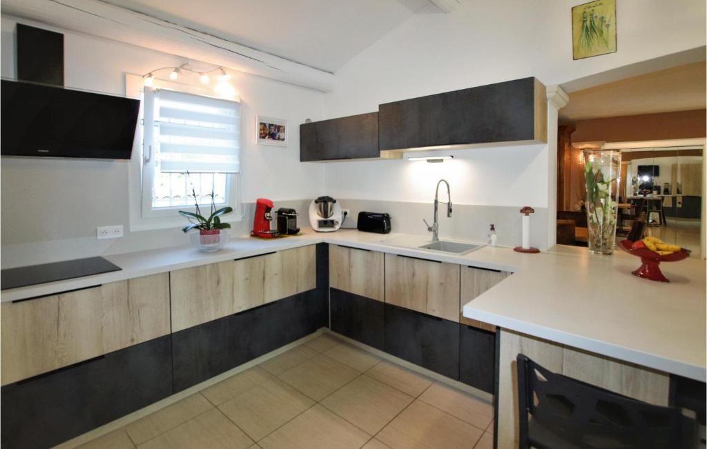 Amazing Home In Chteaurenard With Outdoor Swimming Pool, 3 Bedrooms And Private Swimming Pool photo 4
