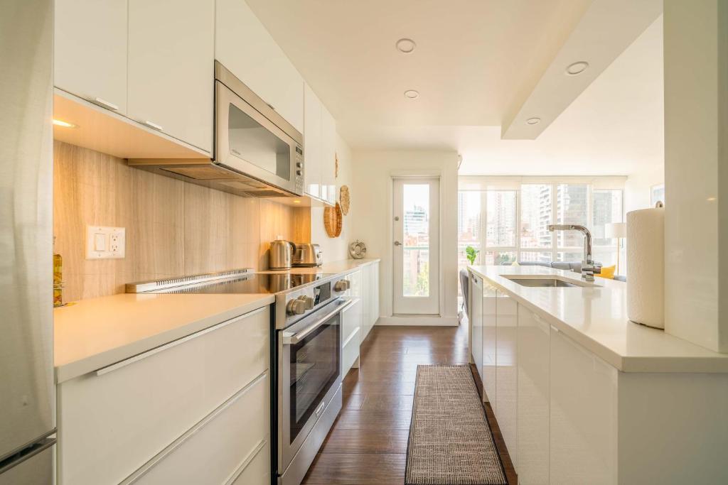 Sunset Beach Walk 2BD+2BA+1PRK Yaletown photo 4