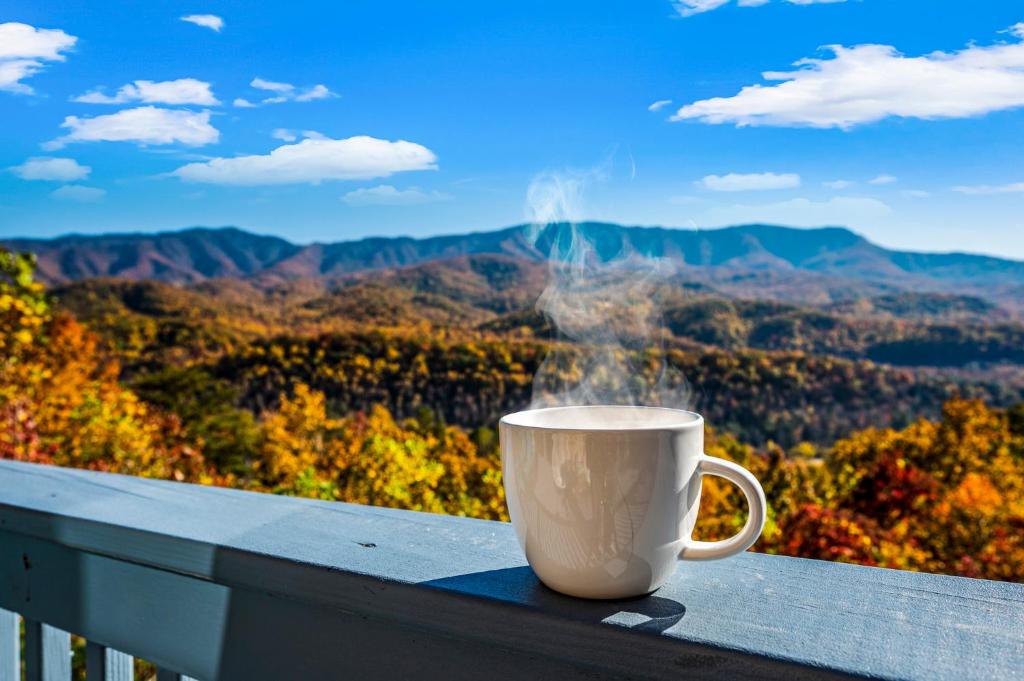 Barenberg Cabin - Secluded Unobstructed Panoramic Smoky Mountains View with Two Master Suites, Loft Game Room, and Hot Tub photo 2