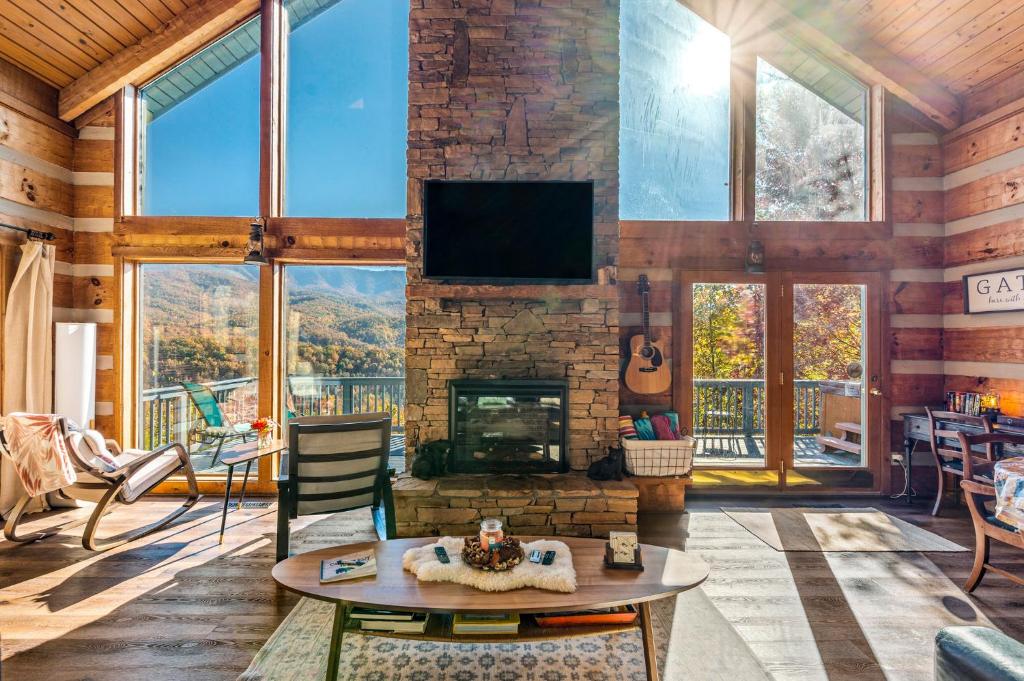 Barenberg Cabin - Secluded Unobstructed Panoramic Smoky Mountains View with Two Master Suites, Loft Game Room, and Hot Tub photo 4