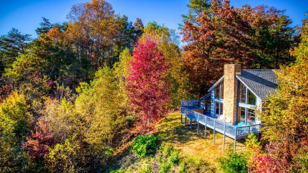 Barenberg Cabin - Secluded Unobstructed Panoramic Smoky Mountains View with Two Master Suites, Loft Game Room, and Hot Tub photo 3