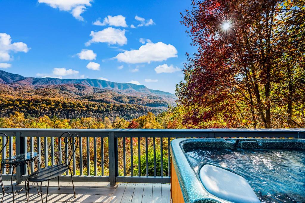 Barenberg Cabin - Secluded Unobstructed Panoramic Smoky Mountains View with Two Master Suites, Loft Game Room, and Hot Tub photo 1