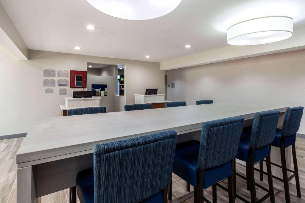 Microtel Inn & Suites by Wyndham Sunbury - Columbus North photo 3