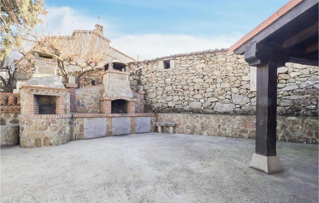 Beautiful Home In Navaluenga With Wifi And 6 Bedrooms photo 1