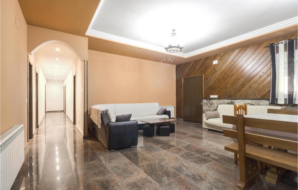 Beautiful Home In Navaluenga With Wifi And 6 Bedrooms photo 2
