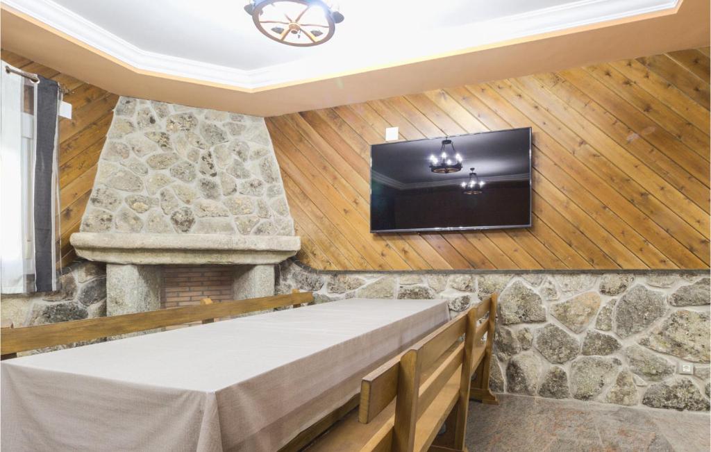 Beautiful Home In Navaluenga With Wifi And 6 Bedrooms photo 3