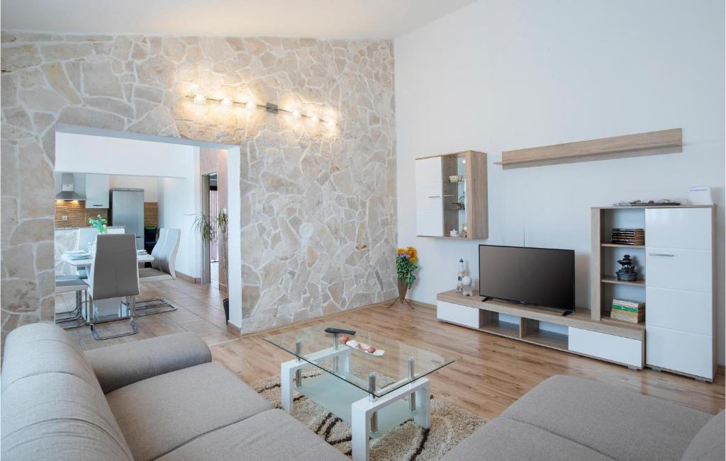 Stunning Apartment In Barban With 3 Bedrooms, Wifi And Outdoor Swimming Pool photo 4