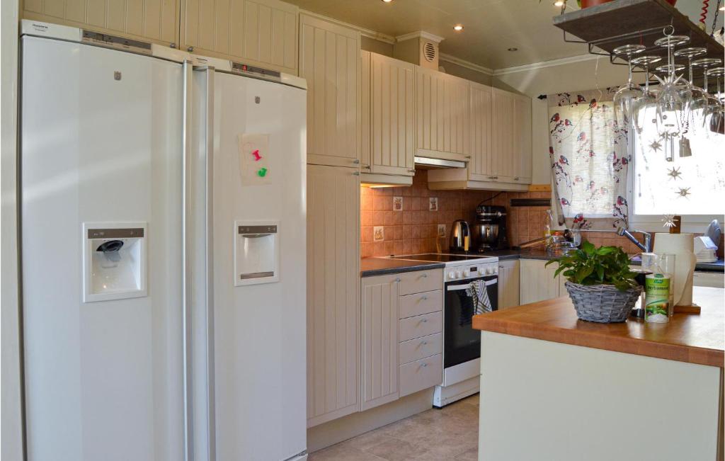 Stunning Home In Trosa With Outdoor Swimming Pool, Wifi And 4 Bedrooms photo 3