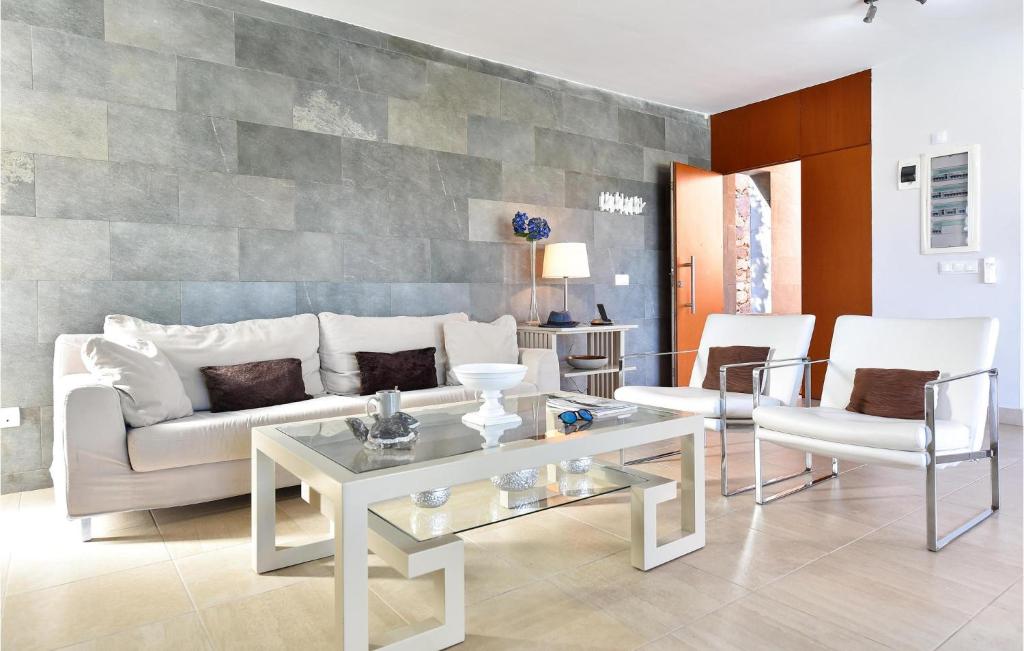 Awesome Home In San Bartolome De Tiraj With 3 Bedrooms, Wifi And Outdoor Swimming Pool photo 2