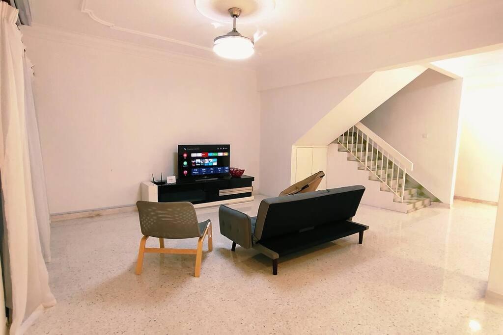 89 Taman Kota Kulai 4Room 12pax near Aeon Kulai photo 2