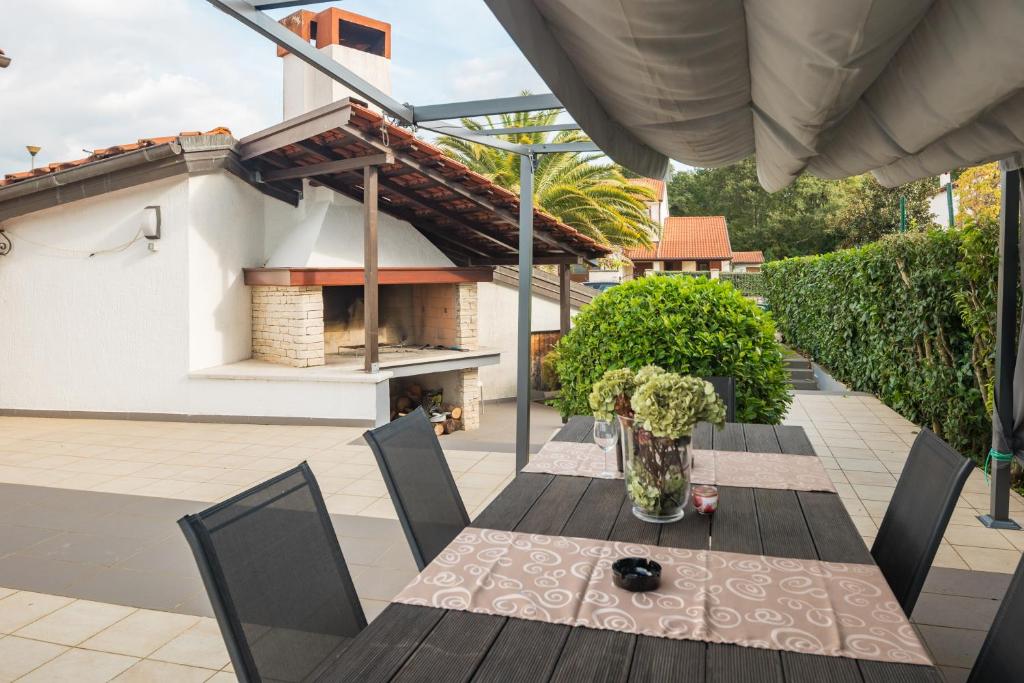 Villa Marty with Private Pool and Jacuzzi photo 4