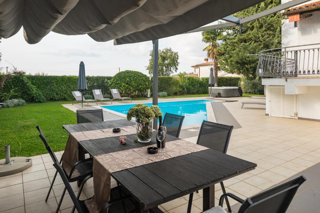 Villa Marty with Private Pool and Jacuzzi photo 3
