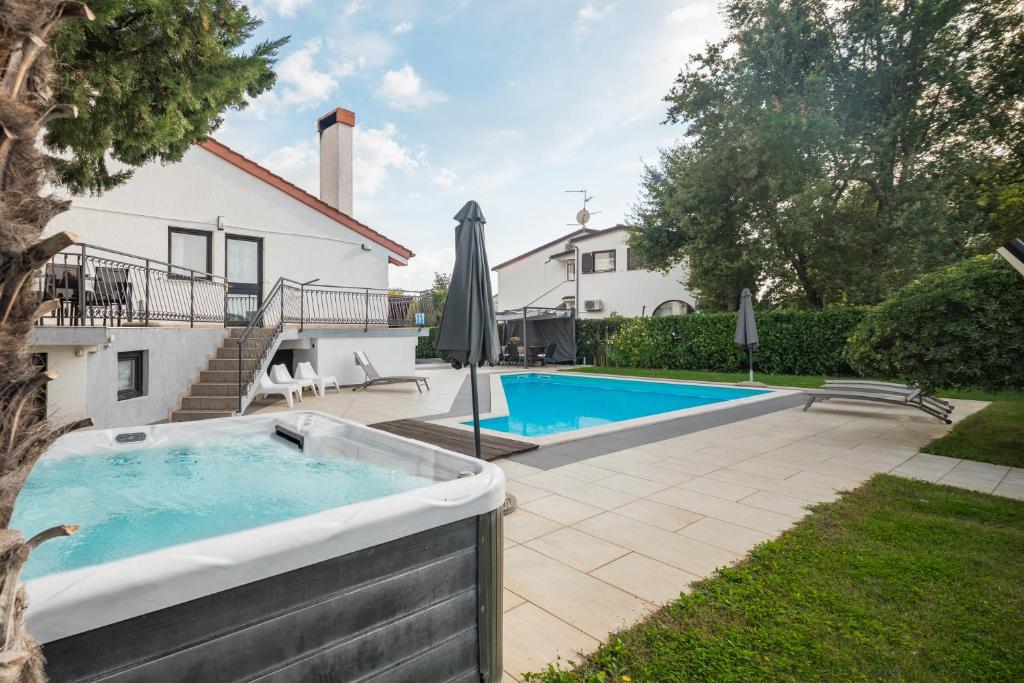 Villa Marty with Private Pool and Jacuzzi photo 1