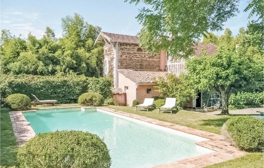 Nice Home In Arjuzanx With 4 Bedrooms, Wifi And Outdoor Swimming Pool