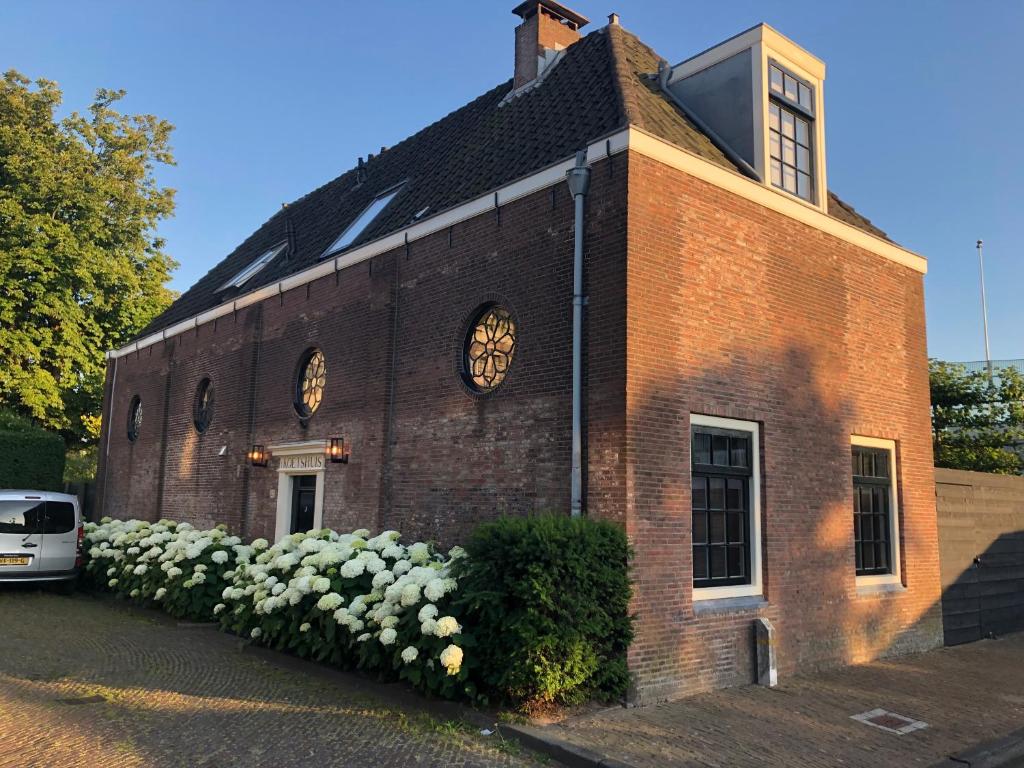 Koetshuis aan het water 3 bedroom villa photo 1