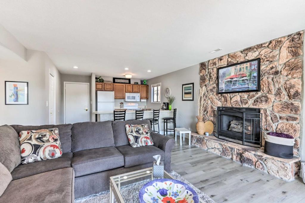 Bright Lake Ozark Condo with Fireplace and Grill! photo 4
