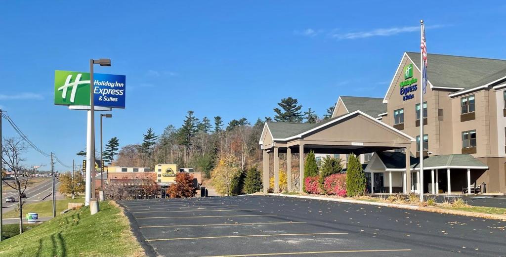 Holiday Inn Express & Suites Marquette, an IHG Hotel photo 1