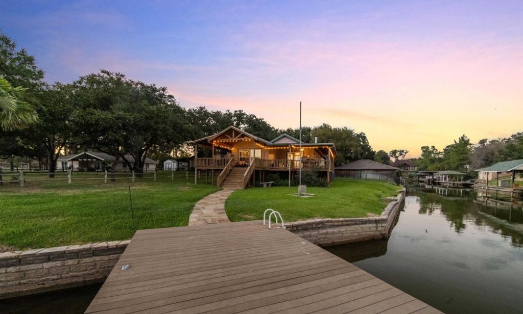 Lakefront Haven about 6 Mi to Historic Granbury Square photo 1