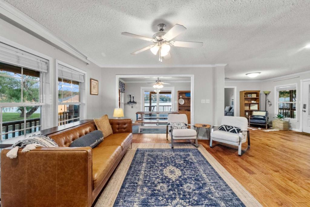 Lakefront Haven about 6 Mi to Historic Granbury Square photo 3