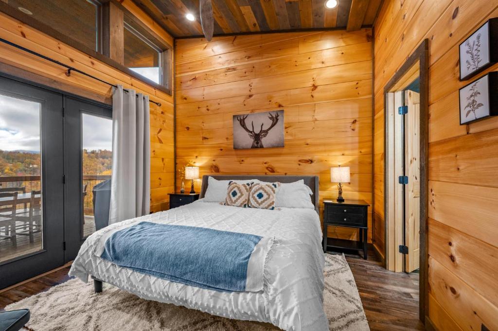 The Overlook - '21 Cabin - Gorgeous Unobstructed Views - Fire Pit Table - GameRm - HotTub - Xbox - Lots of Bears photo 3