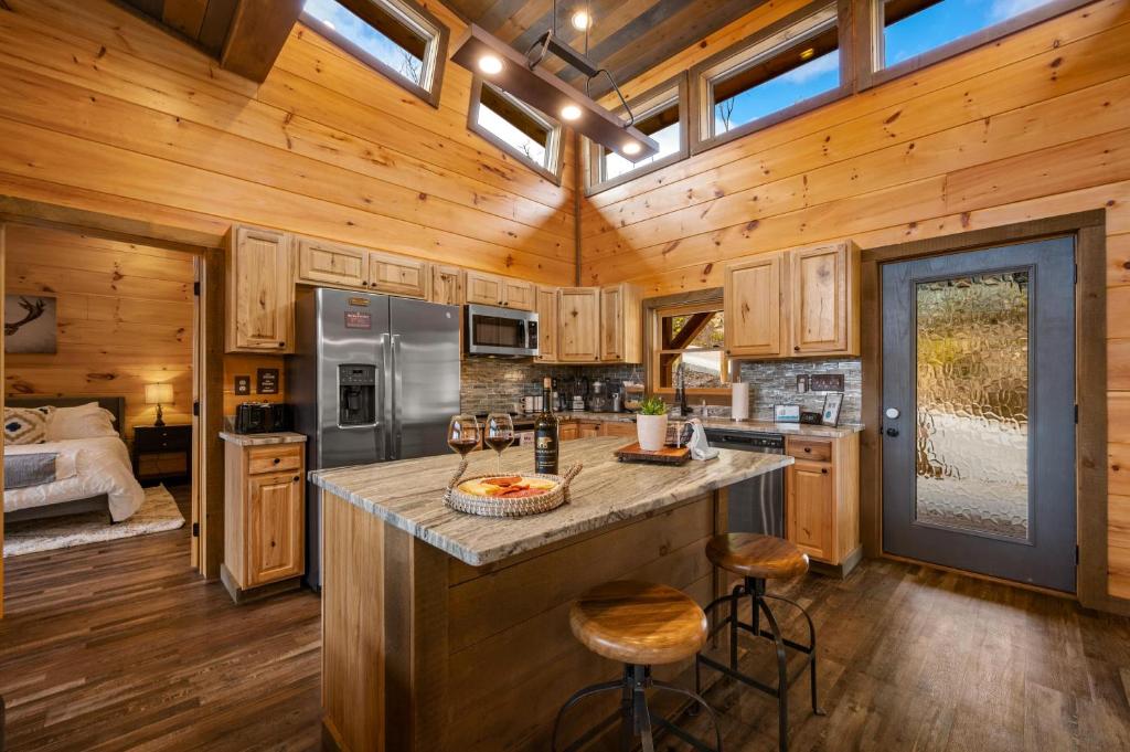The Overlook - '21 Cabin - Gorgeous Unobstructed Views - Fire Pit Table - GameRm - HotTub - Xbox - Lots of Bears photo 2